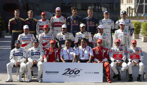 Todos los pilotos posan junto a los responsables de Bridgestone