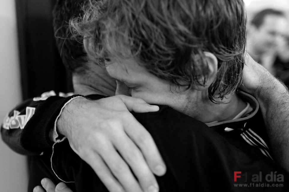 Vettel abraza a un compañero de equipo