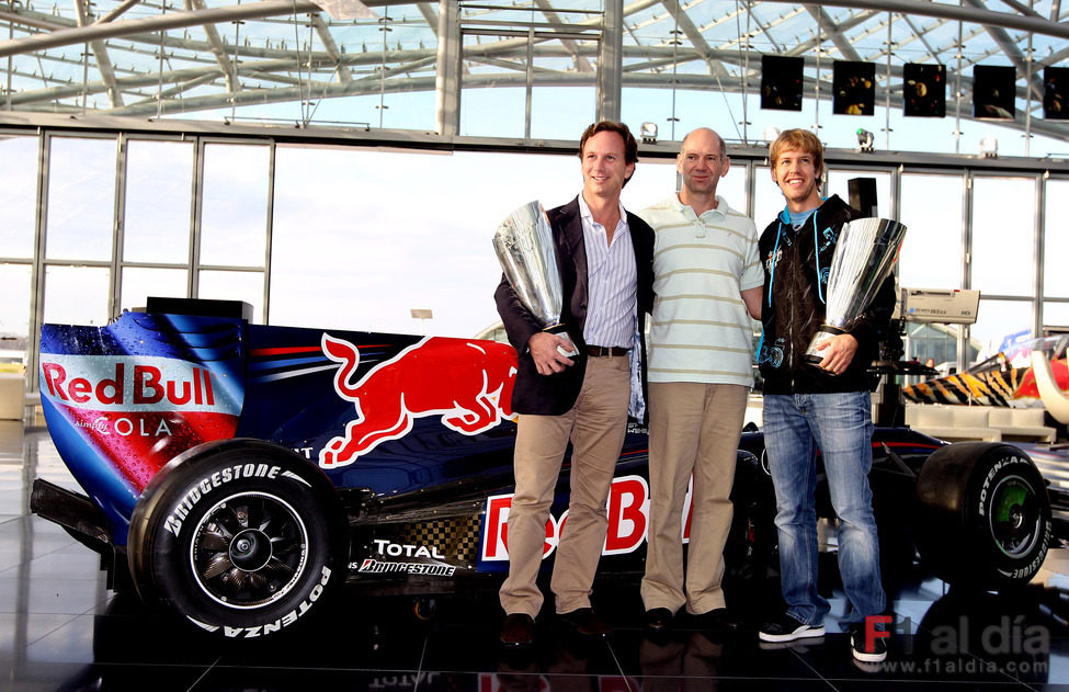 Horner, Newey y Vettel con los trofeos