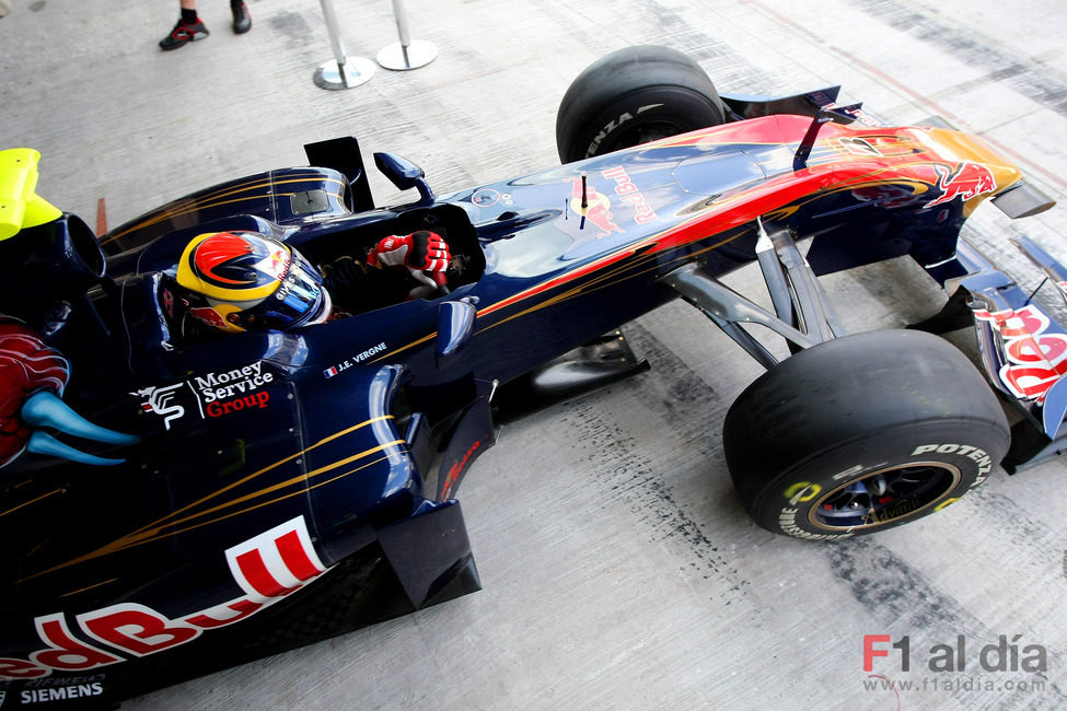 Jean-Eric sale a la pista de Yas Marina