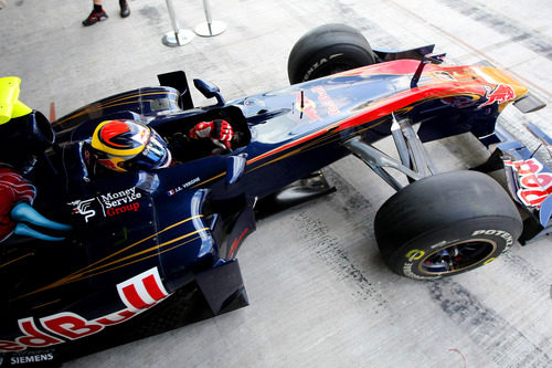 Jean-Eric sale a la pista de Yas Marina