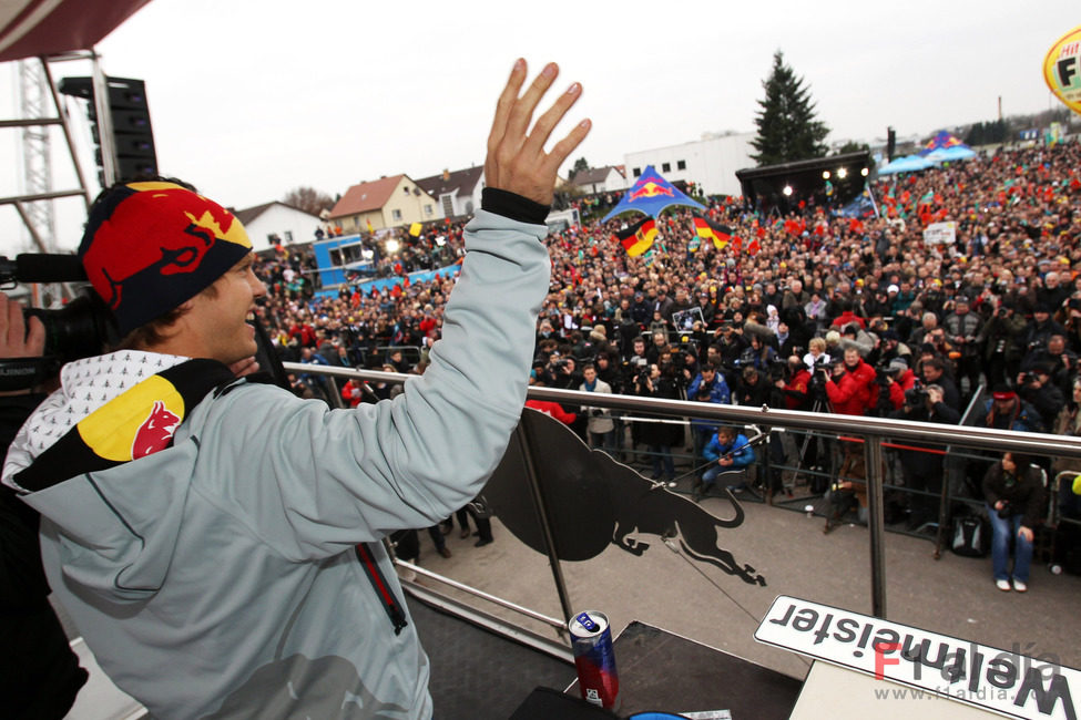 Vettel saluda a los vecinos de Heppenheim