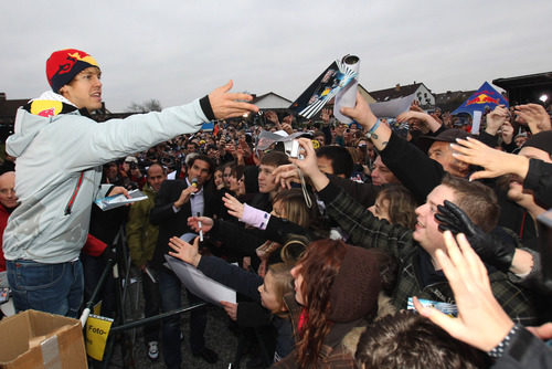 Vettel firmando autógrafos