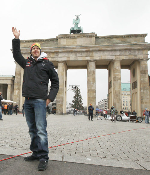 Vettel saluda frente a la puerta de Brandenburgo 