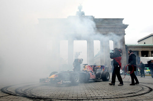 La puerta de Brandenburgo cubierta por el humo