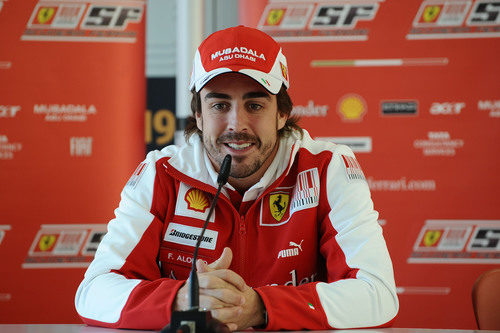 Fernando Alonso atiende a la prensa en el Circuito de Cheste