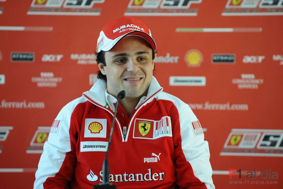 Felipe Massa atiende a la prensa en el Circuito de Cheste