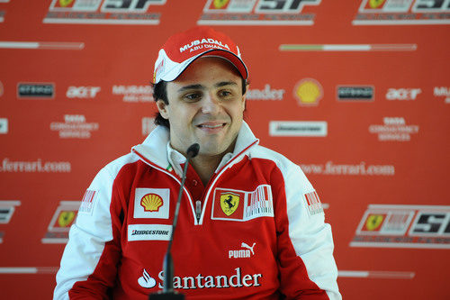 Felipe Massa atiende a la prensa en el Circuito de Cheste