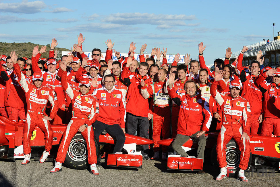 Foto de familia de la Scuderia Ferrari (plano corto)