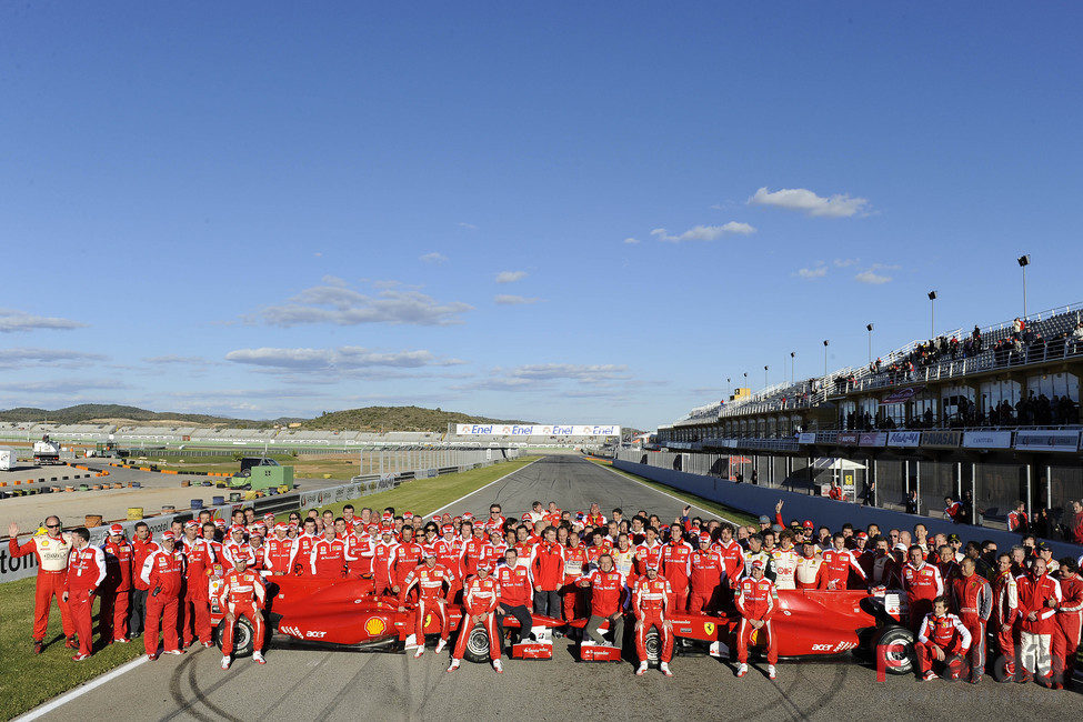 Foto de familia de la Scuderia Ferrari (plano largo)