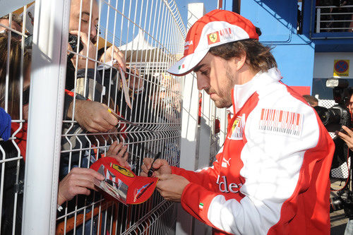 Alonso firma autógrafos a los aficionados