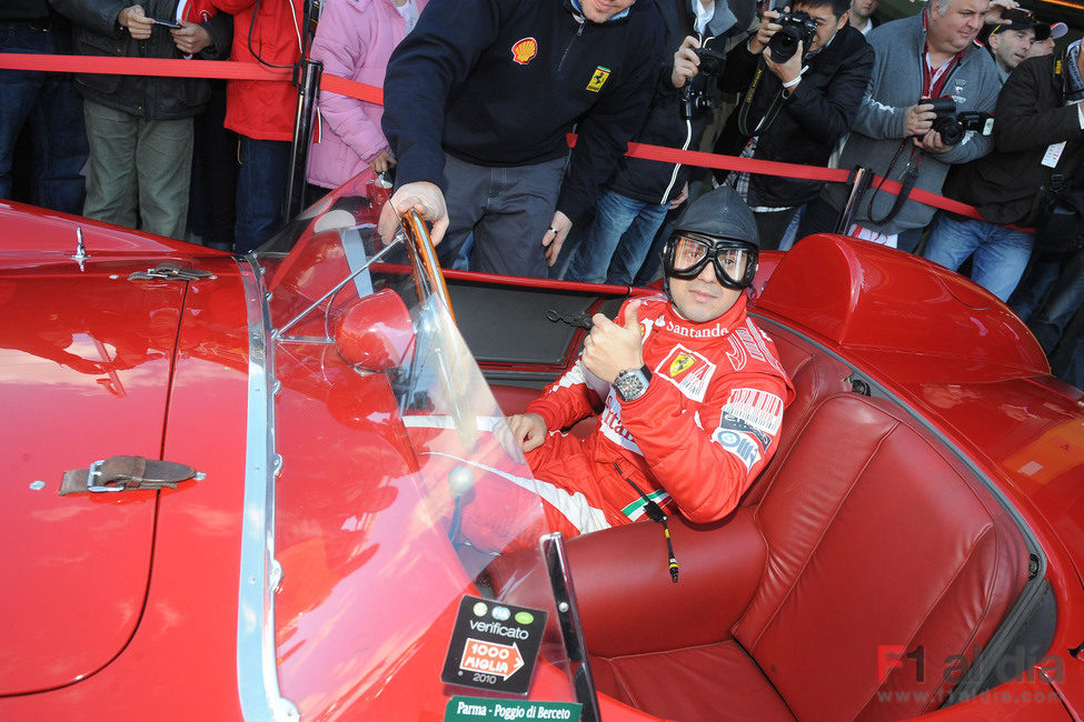 Felipe con un casco de los '50