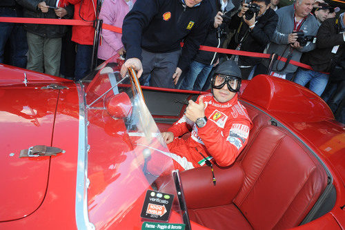 Felipe con un casco de los '50