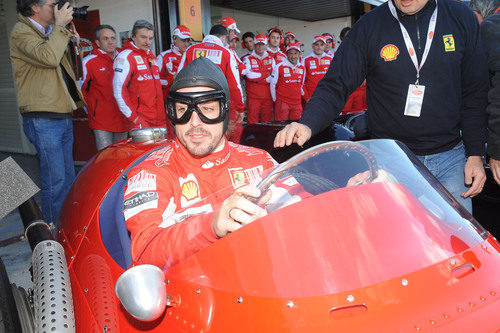 Fernando sale a pista con sus gafas de aviador