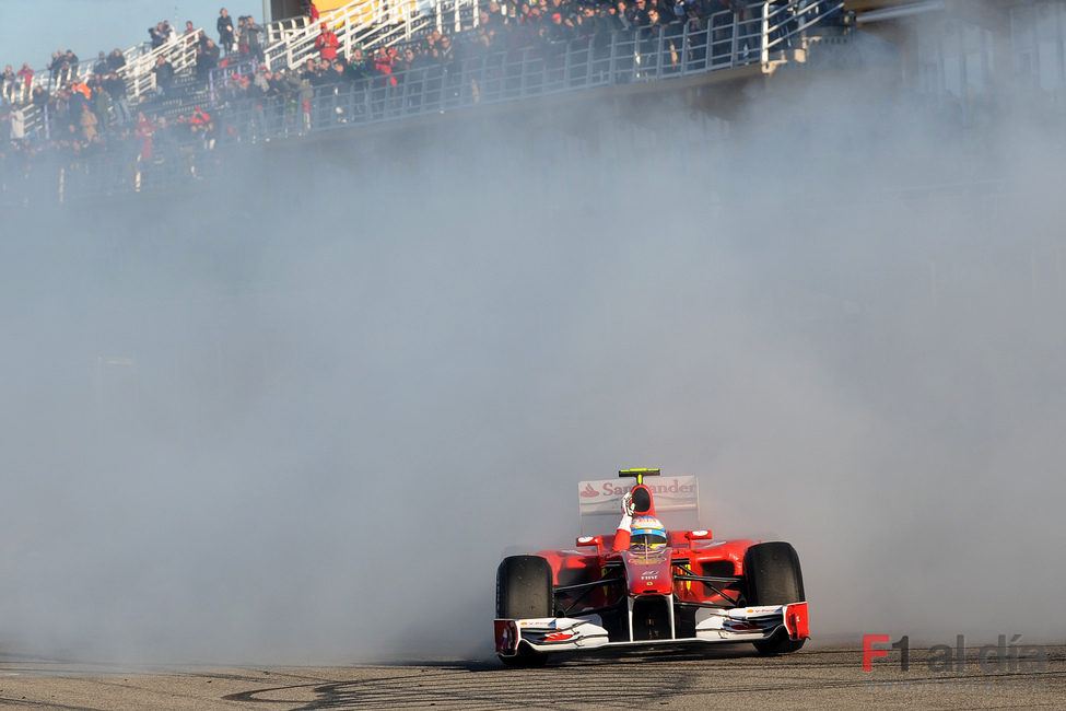 Fernando Alonso quema rueda en Cheste