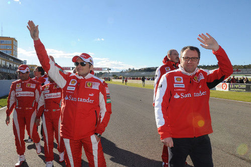 Stefano Domenicali y Giancarlo Fisichella saludan a la afición