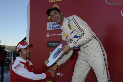 Alonso entrega uno de los trofeos