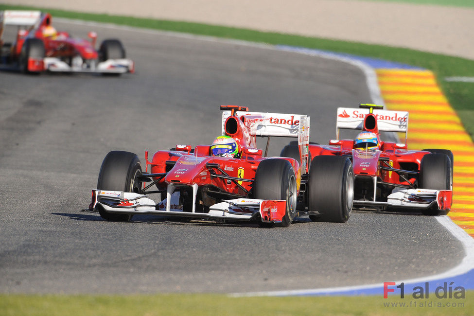 Massa y Alonso en pista con los Ferrari F10