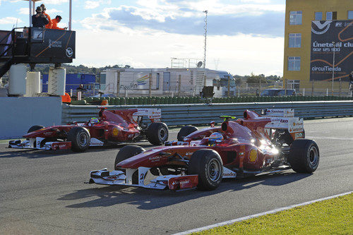 Alonso, Massa y Badoer con los monoplazas en pista