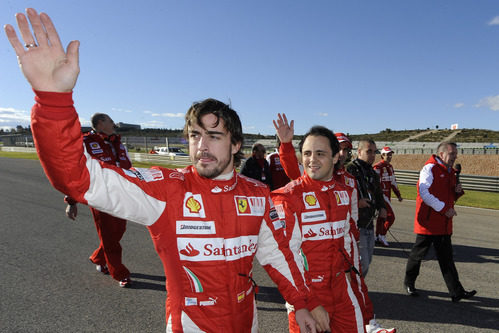 Fernando y Felipe saludan al público