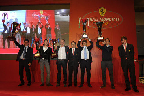 Los ganadores de los campeonatos de Ferrari reciben sus trofeos