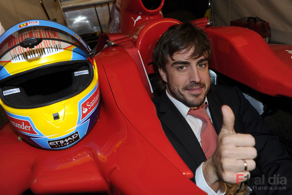 Alonso, de traje, sentado en el F10