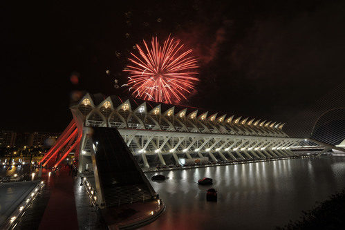 Fuegos artificiales rojos para la fiesta roja