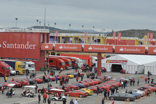 Un 'paddock' lleno de rojo Ferrari