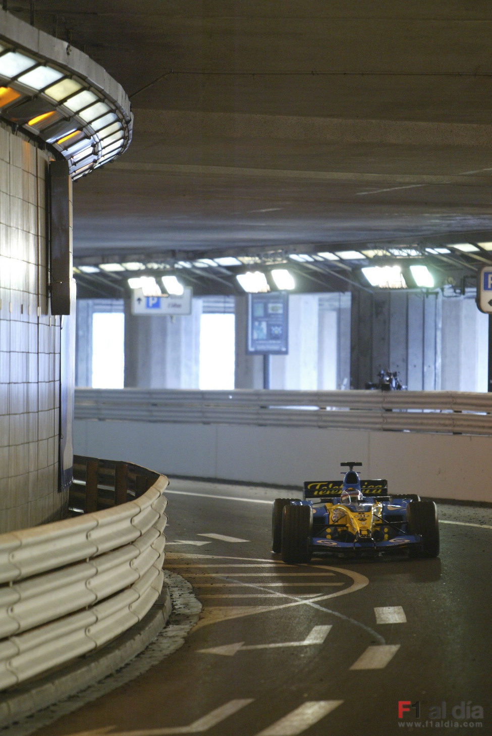 La carrera de Alonso se acaba en el túnel