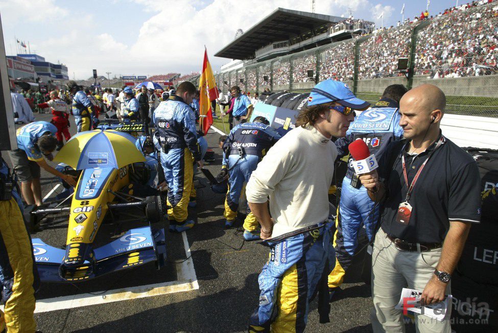 Alonso charla con Antonio Lobato