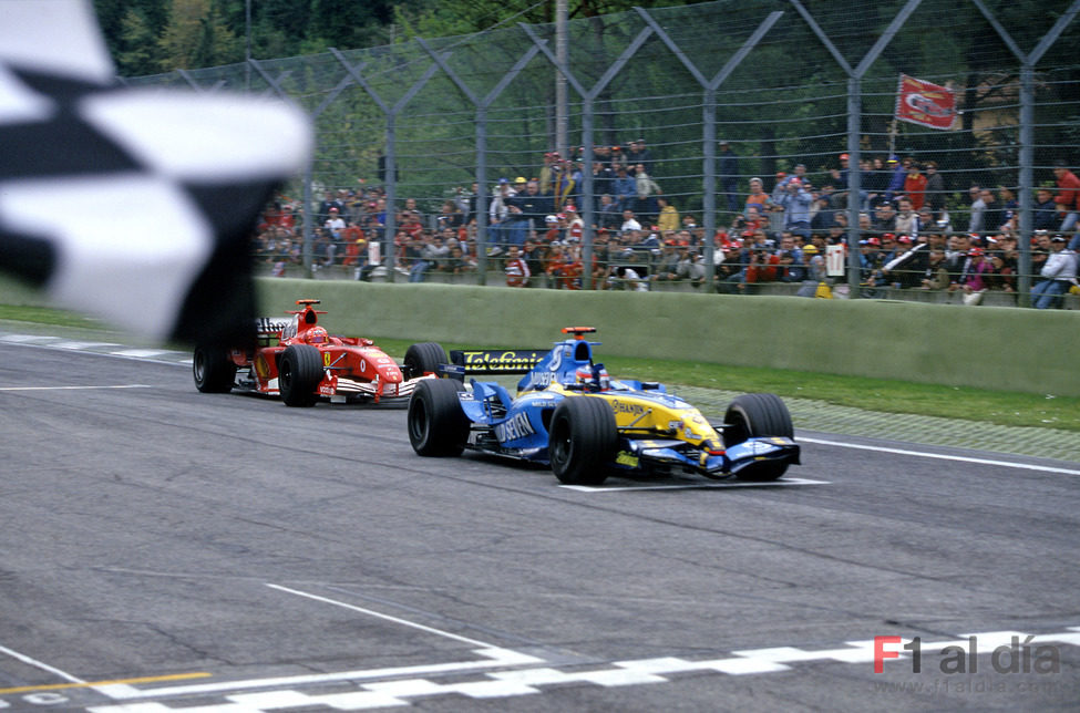 Alonso bate a Schumacher en Imola 2005