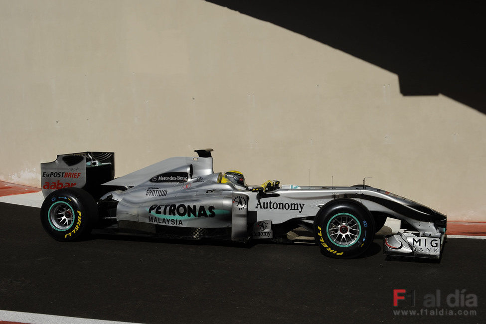 Rosberg sale de boxes con los Pirelli