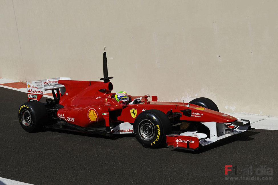 Felipe Massa sale de boxes con los nuevos Pirelli