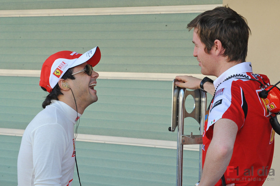 Felipe Massa y Rob Smedley se divierten en el 'pitlane'