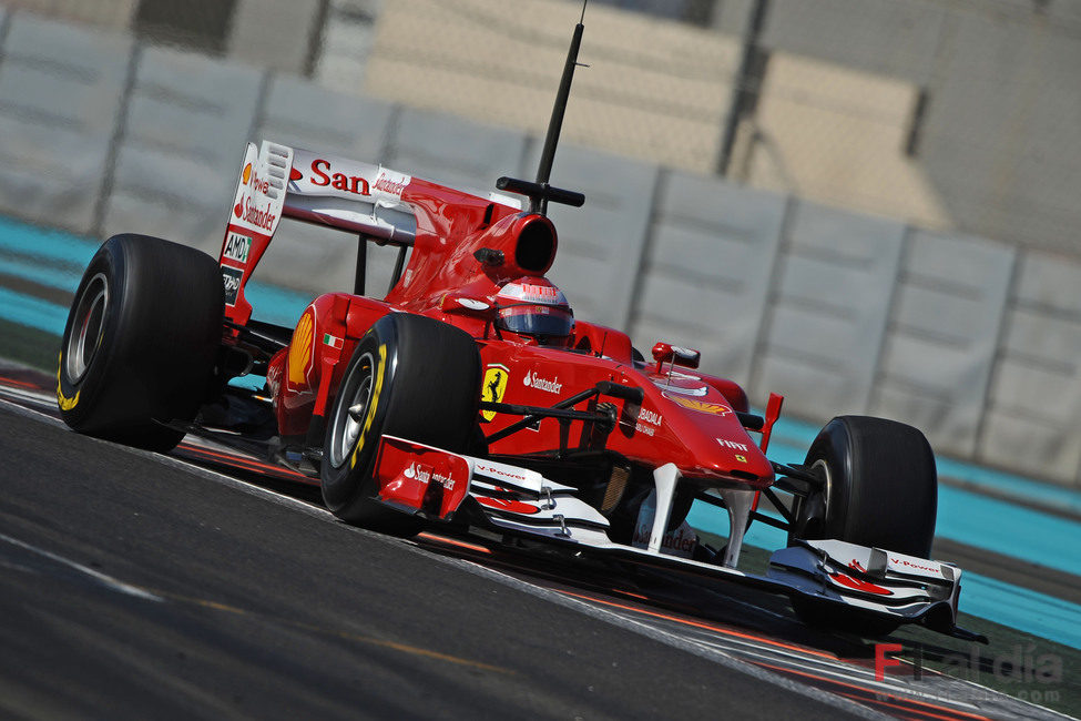 Alonso en la pista de Yas Marina con los Pirelli