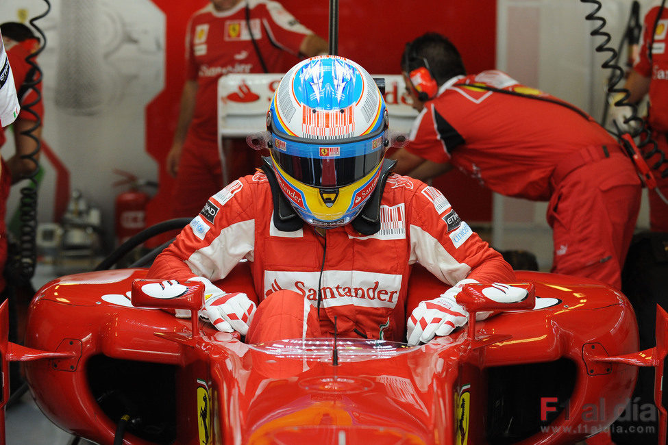 Fernando Alonso se mete en el F10 con su casco habitual