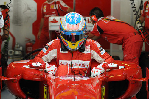 Fernando Alonso se mete en el F10 con su casco habitual