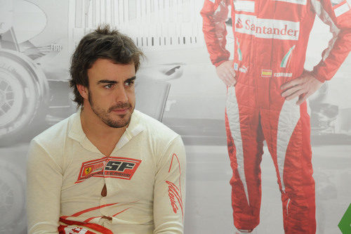 Alonso descansa en el box