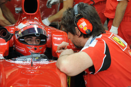 Alonso habla con sus ingenieros