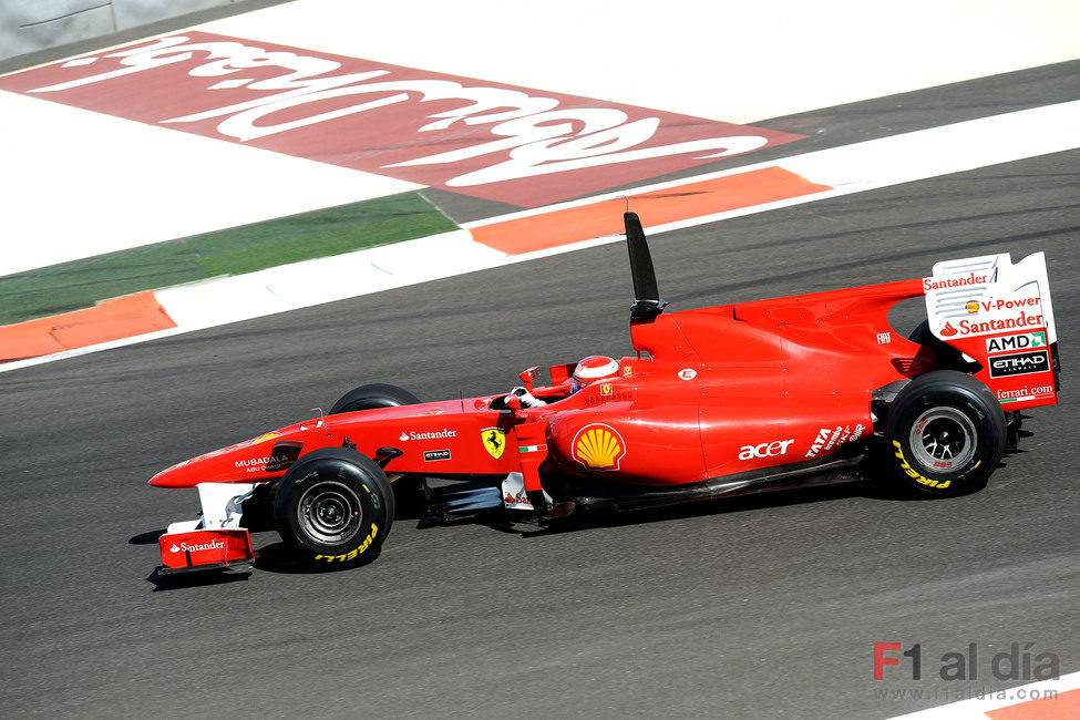 Fernando rueda con el Ferrari F10 y los Pirelli