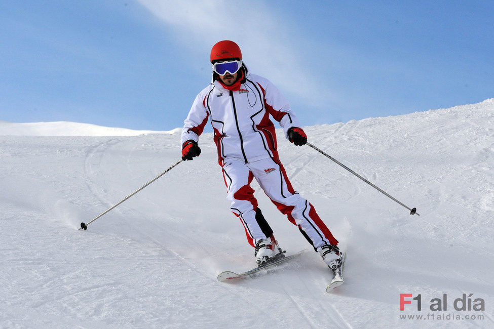 Alonso esquiando en Madonna di Campiglio