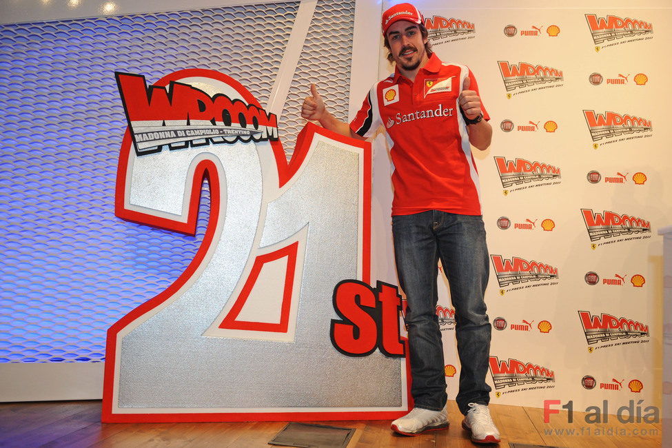 Alonso posa con el logo del 'Wrooom' XXI