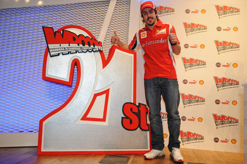 Alonso posa con el logo del 'Wrooom' XXI