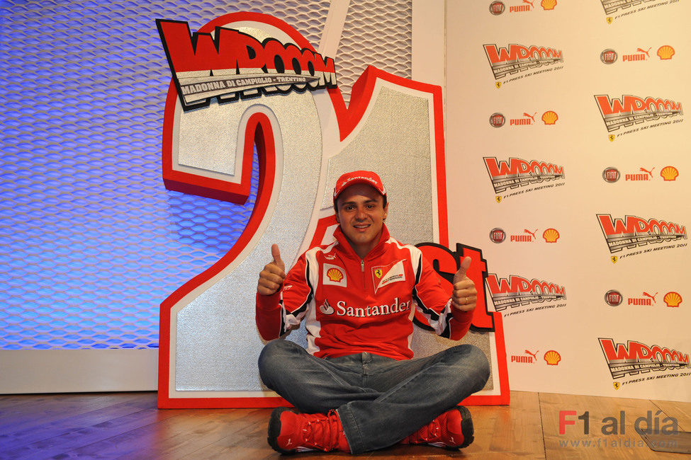 Felipe Massa posa con el logo del 'Wrooom' de 2011