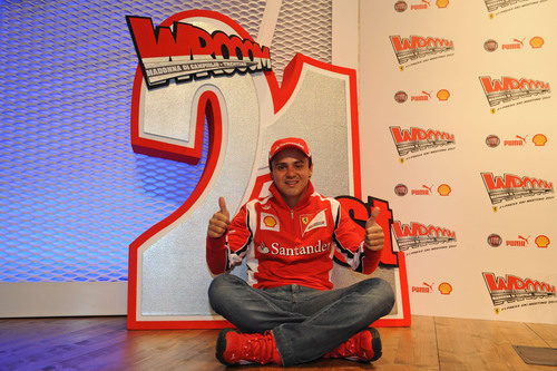 Felipe Massa posa con el logo del 'Wrooom' de 2011