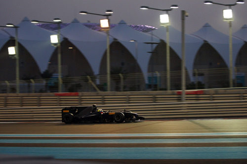 Los focos empiezan a encenderse en Yas Marina