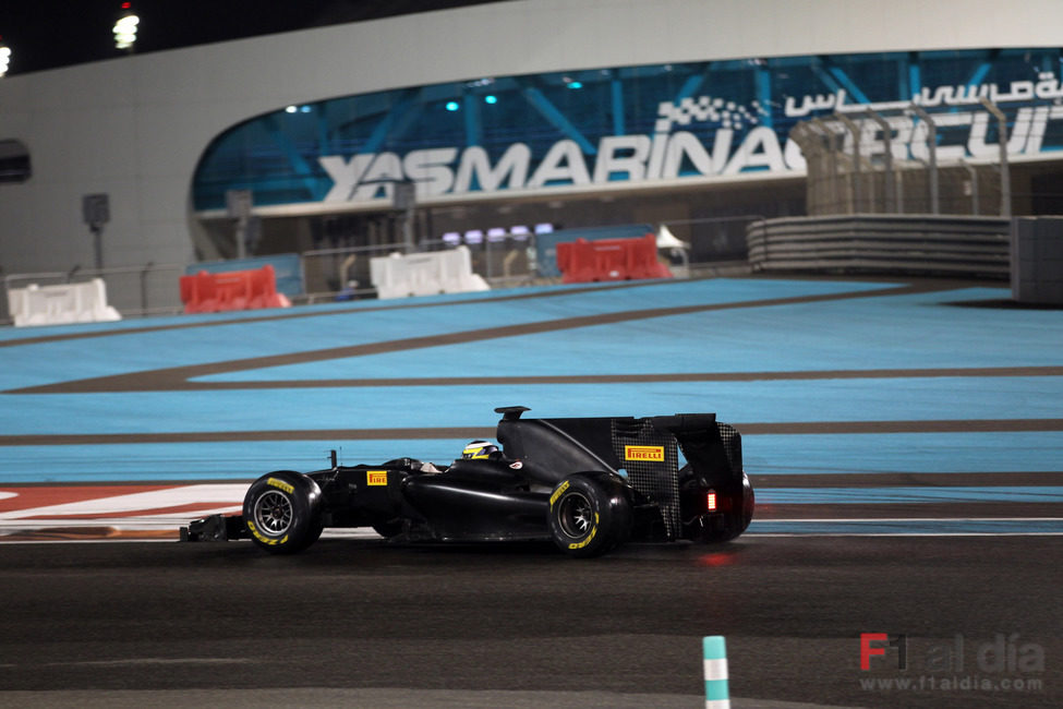 De la Rosa en Yas Marina con Pirelli