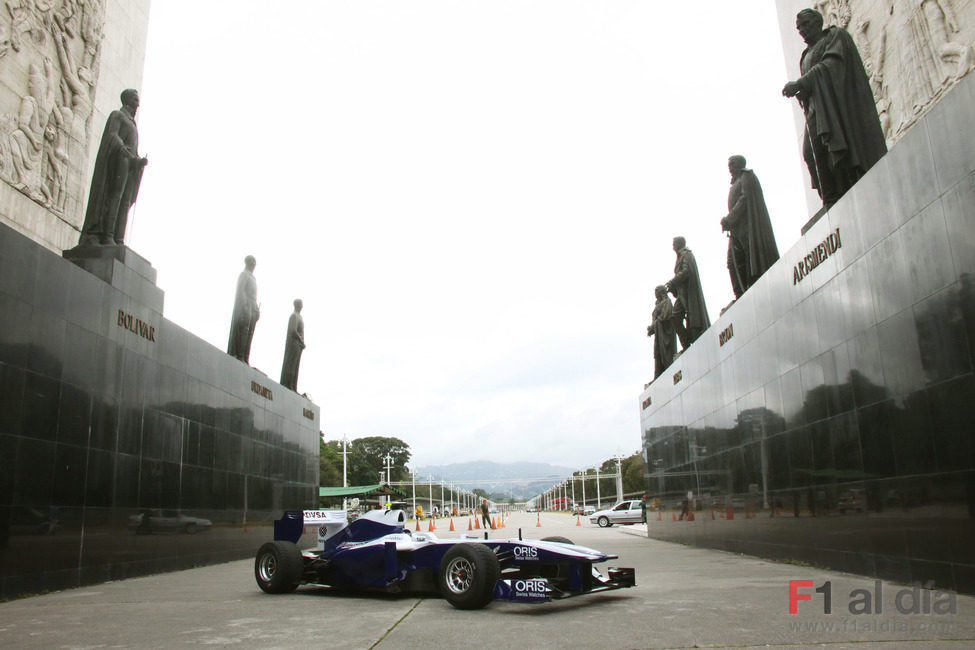 El Williams posa en la Avenida de los Próceres