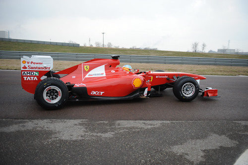 Fernando da unas cuantas vueltas a la pista con el F150