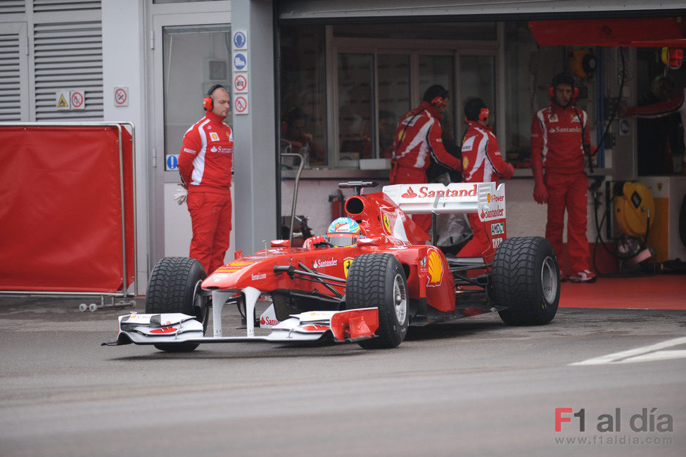 El F150 abandona el box con gomas de lluvia extrema